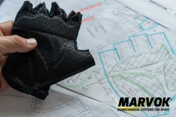 guante y plantilla de fondo en fábrica de guantes para bicicleta Marvok
